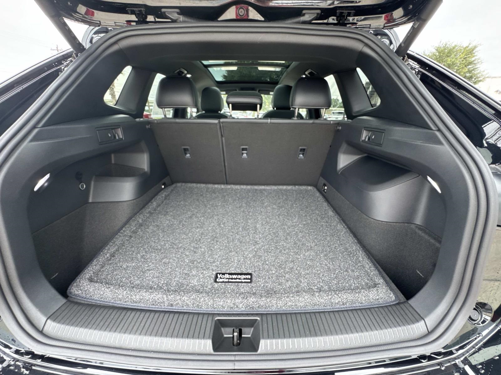 2025 Volkswagen Tiguan SE R-Line Black photo 4