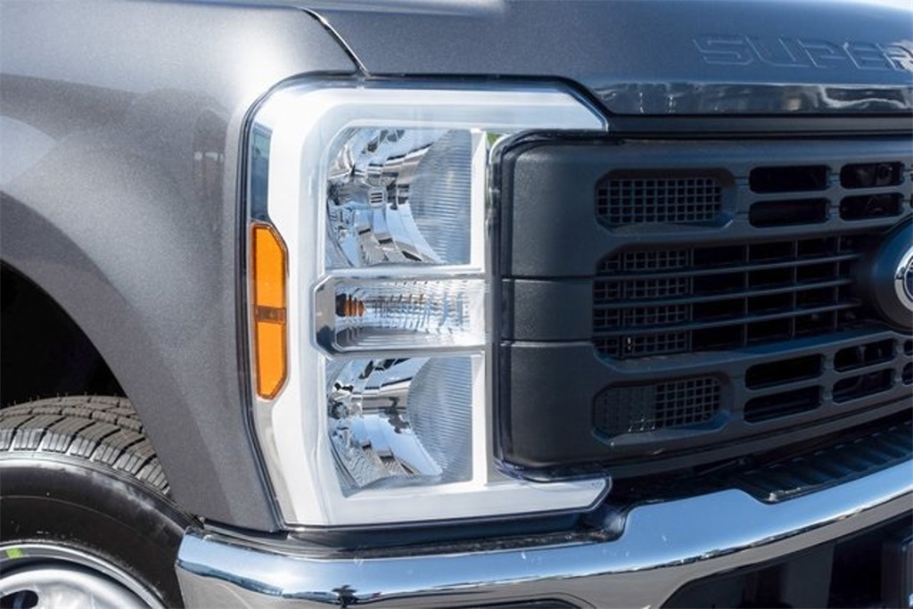 2025 Ford F-250 XL photo 4