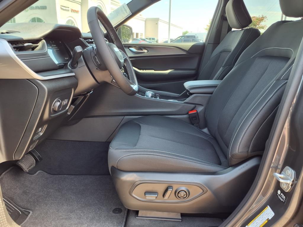 2025 Jeep Grand Cherokee Laredo X photo 2