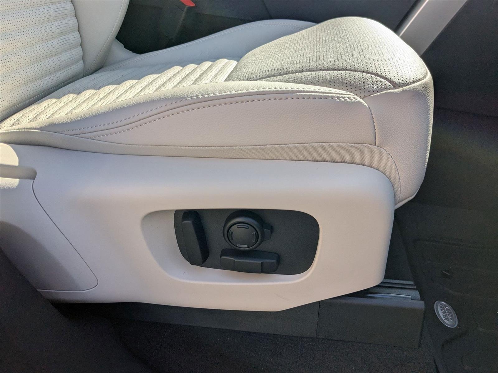 2025 Land Rover Discovery SE photo 32