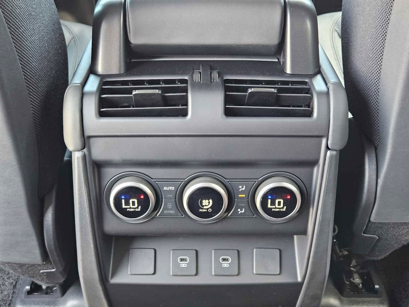 2025 Land Rover Defender 130 V8 photo 25