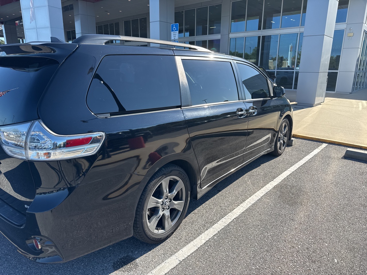 2019 Toyota Sienna SE Premium photo 5