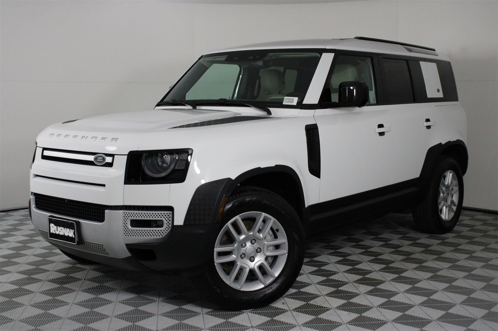 2024 Land Rover Defender 110 S photo 3