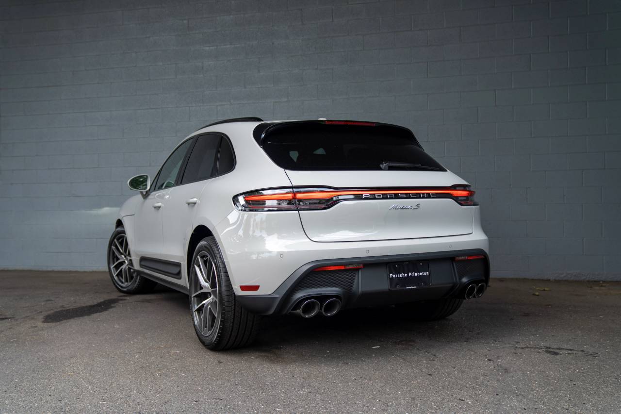 2025 Porsche Macan S photo 3