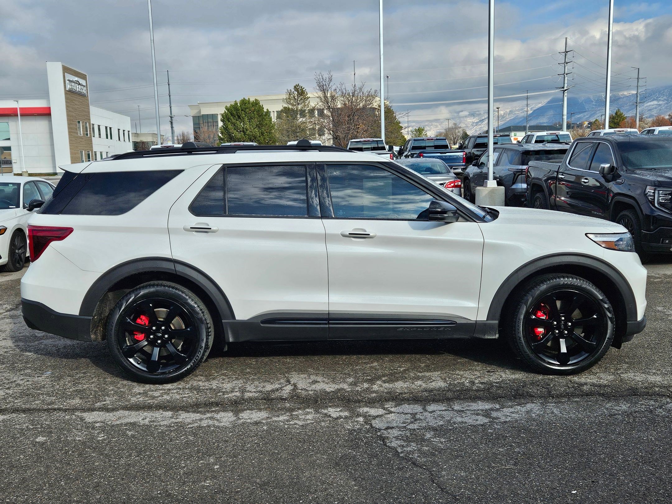 2021 Ford Explorer ST photo 2
