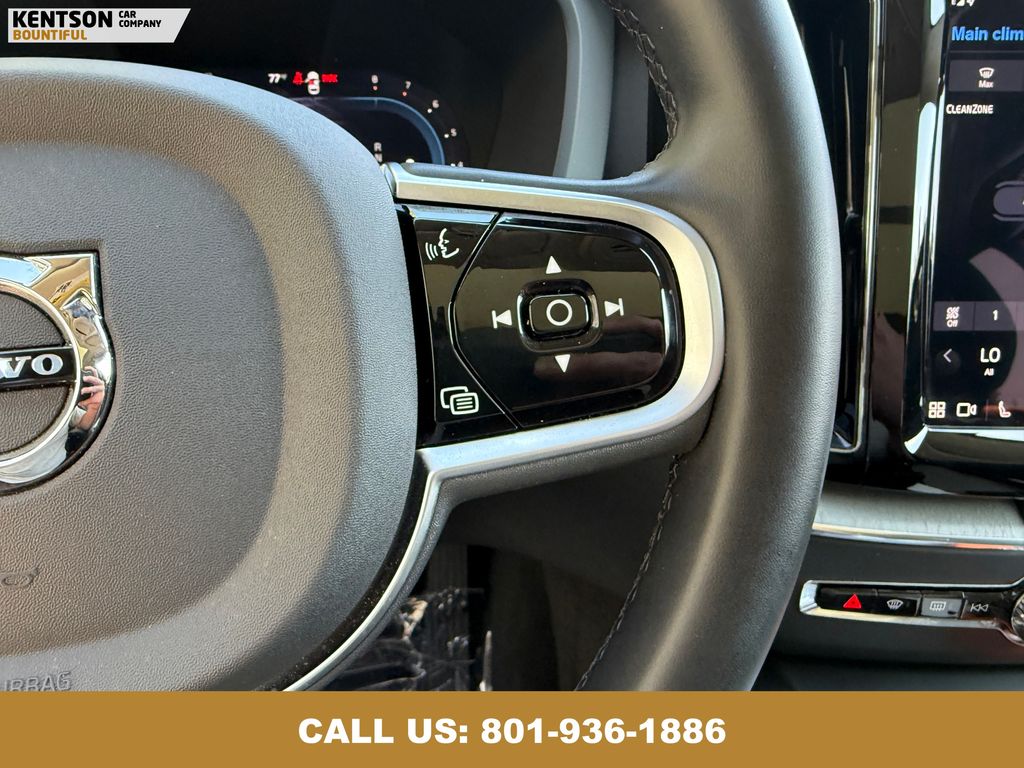 2025 Volvo XC60 B5 Plus photo 17
