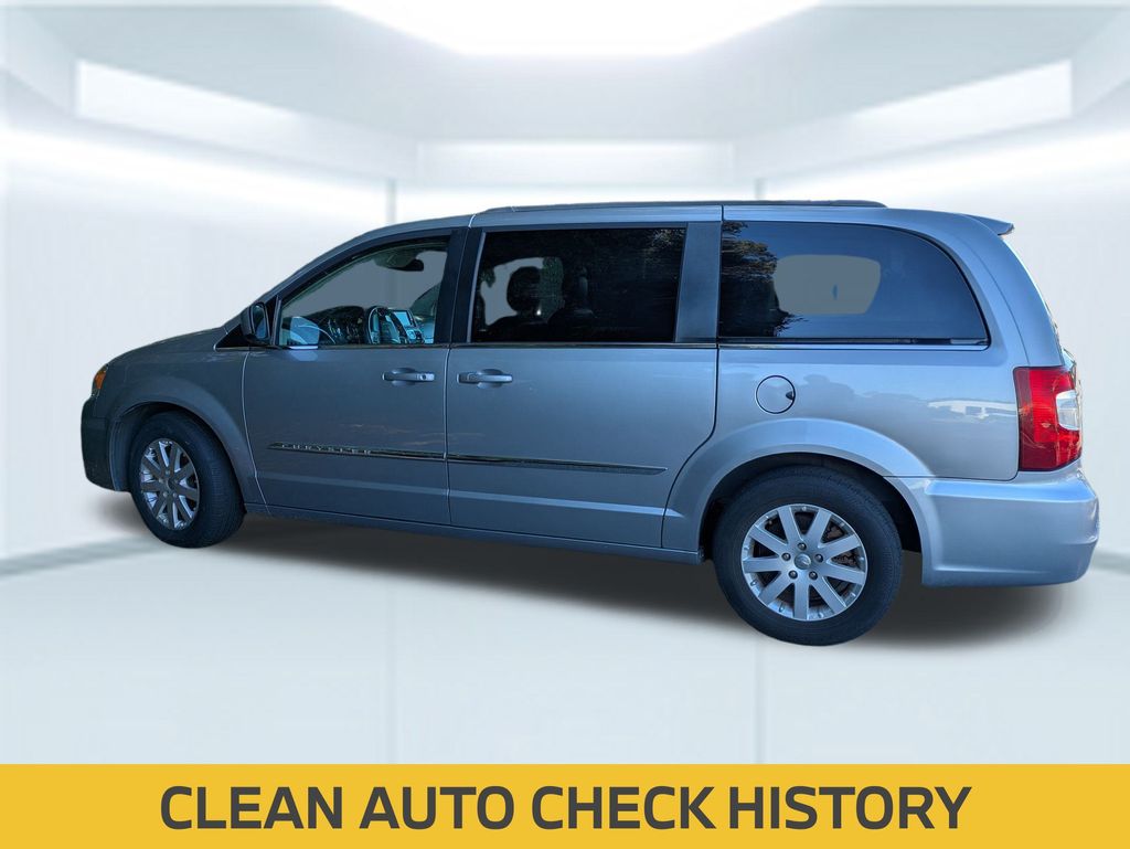 2016 Chrysler Town & Country Touring photo 2