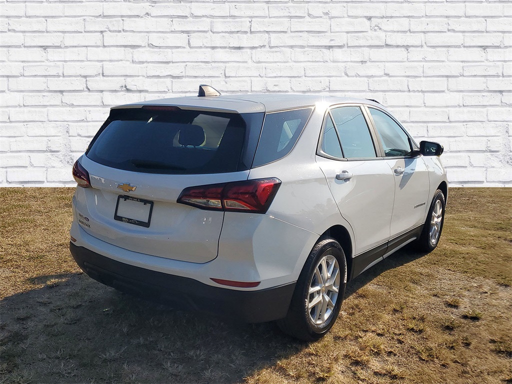 2023 Chevrolet Equinox LS photo 2