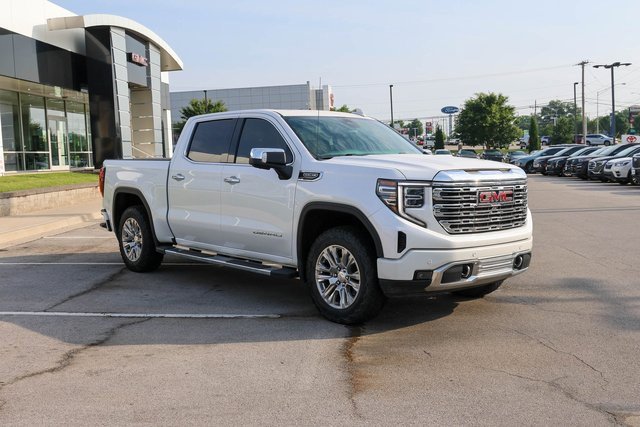 Used 2022 White Frost Tricoat GMC Denali image 6