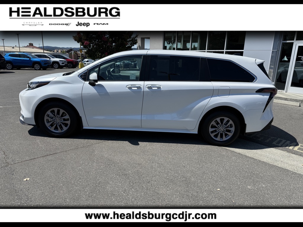 2023 Toyota Sienna XLE photo 2