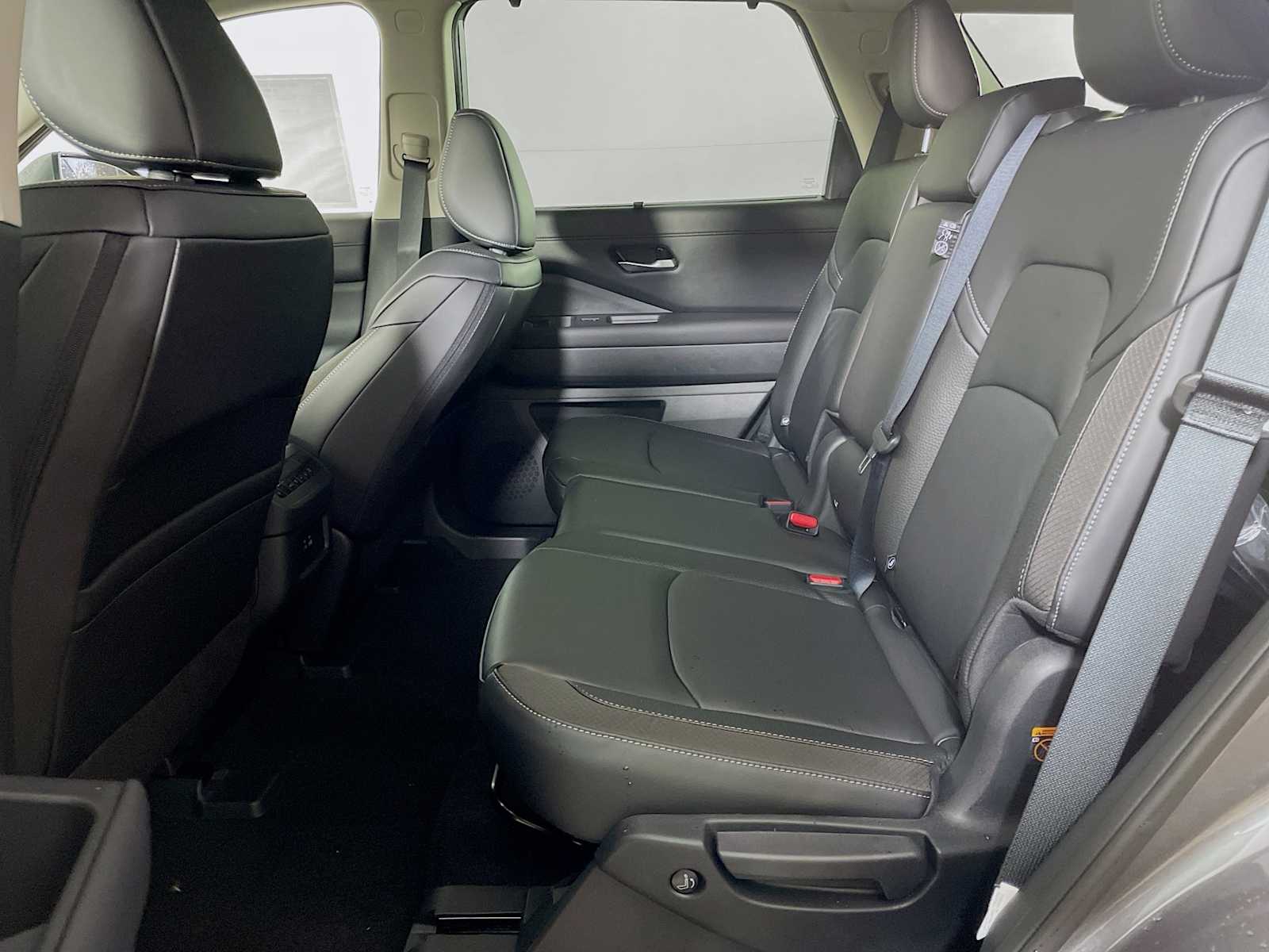 2025 Nissan Pathfinder SL photo 4