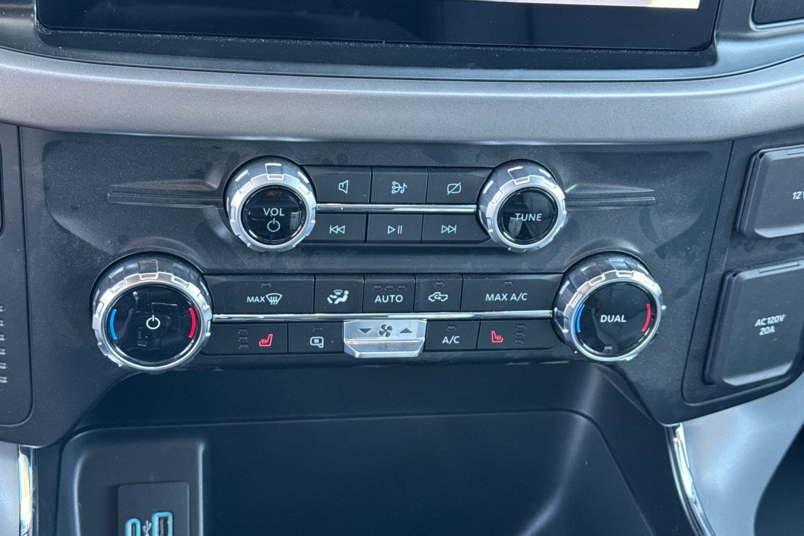 2024 Ford F-150 Lightning photo 18