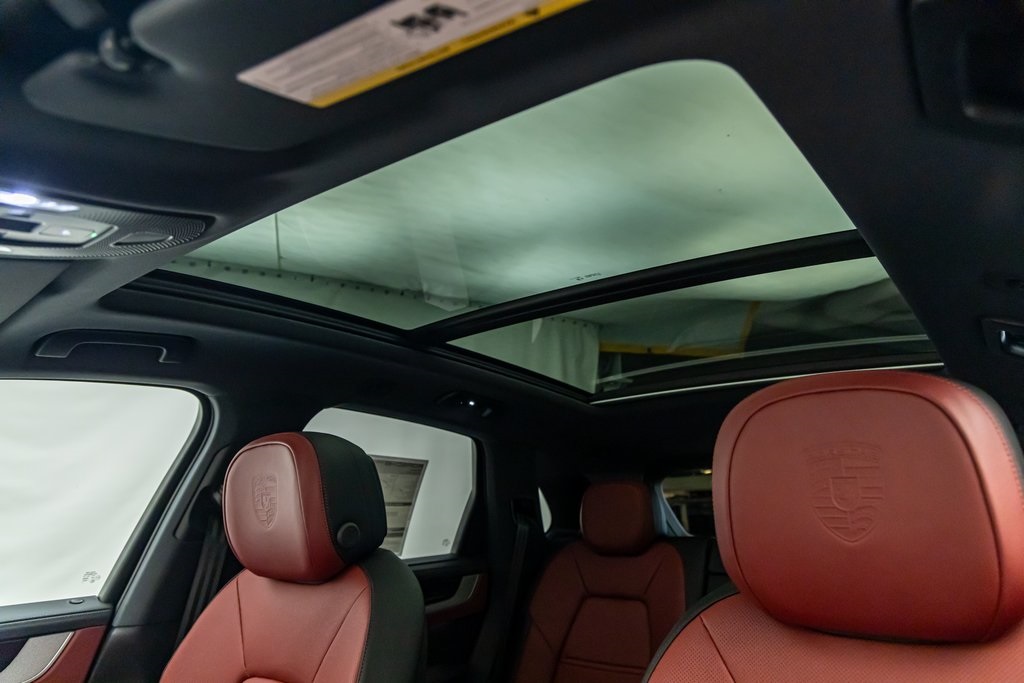 2024 Porsche Cayenne S photo 18