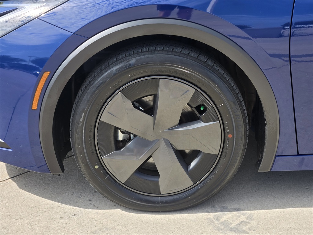 2024 Toyota Prius Prime SE photo 13