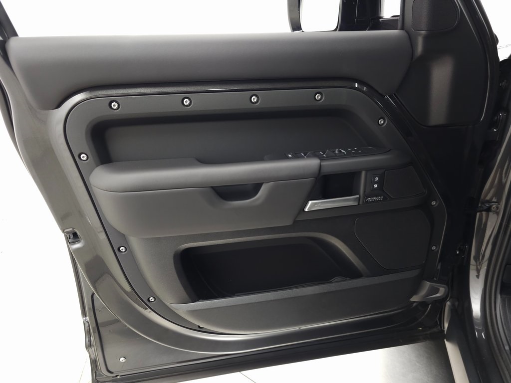 2025 Land Rover Defender 110 X-Dynamic SE photo 10