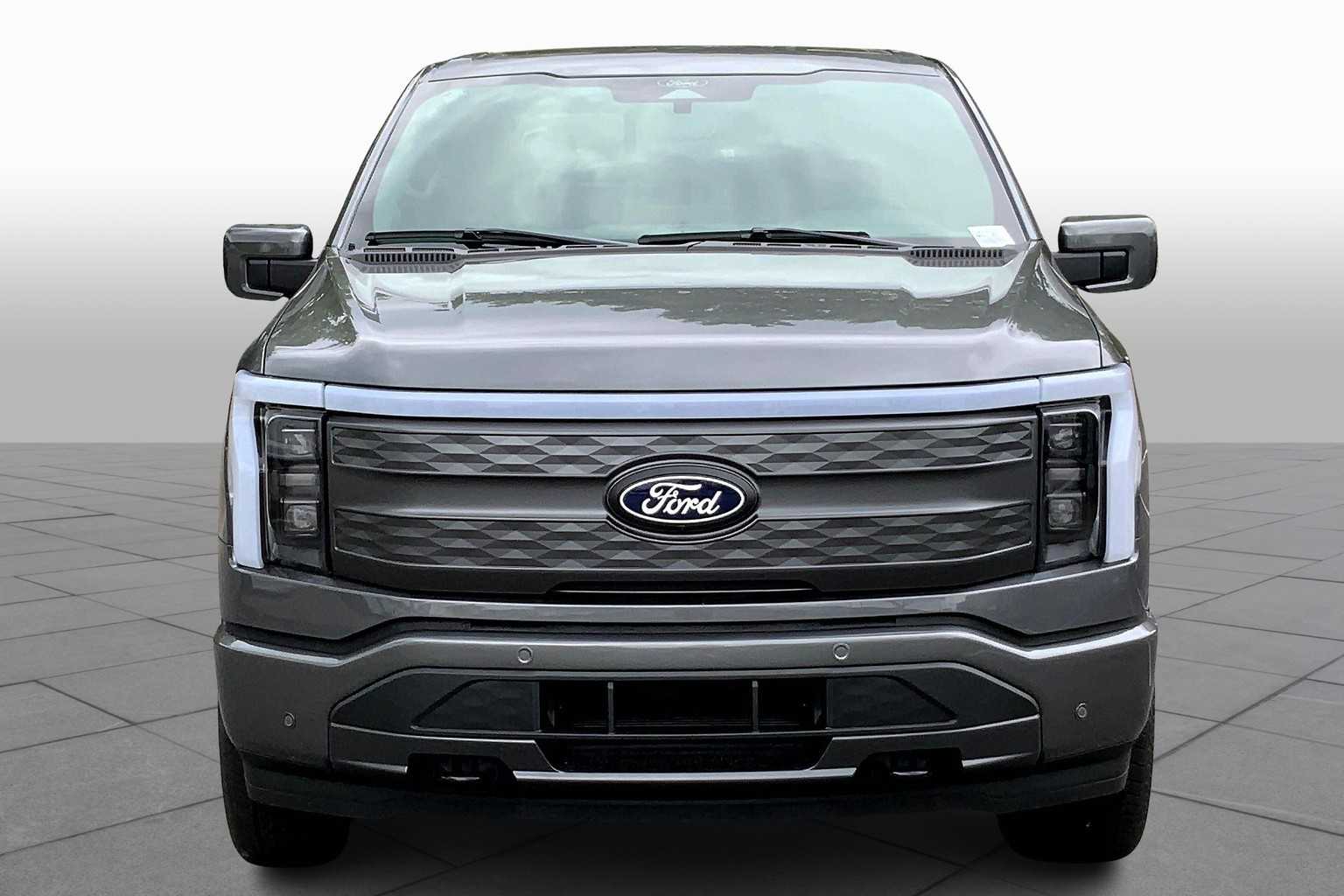 2025 Ford F-150 Lightning Lariat photo 3