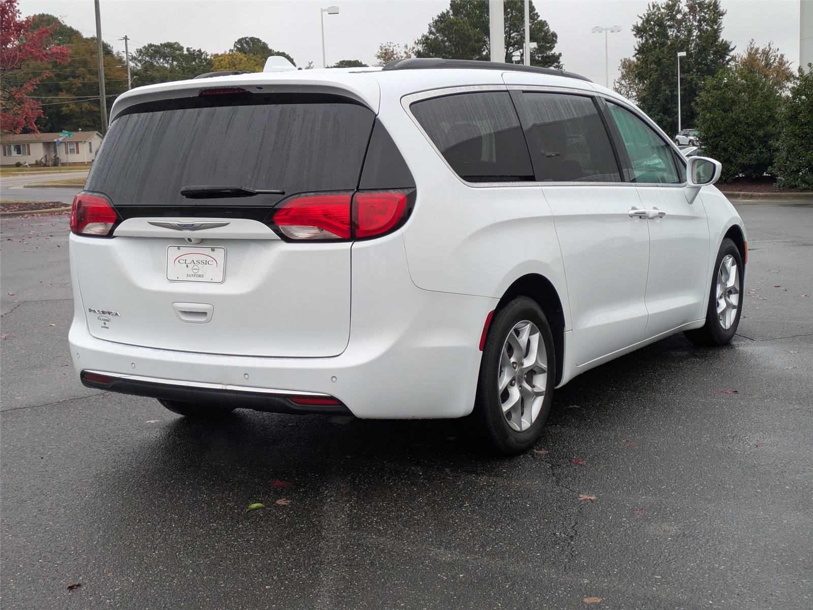 2020 Chrysler Pacifica Touring photo 4