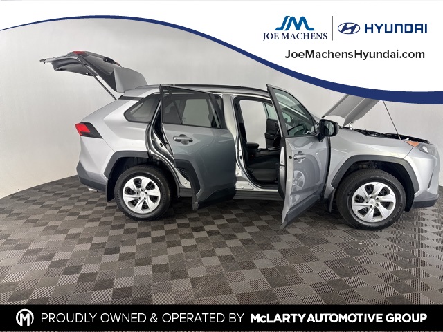 2021 Toyota RAV4 LE photo 11