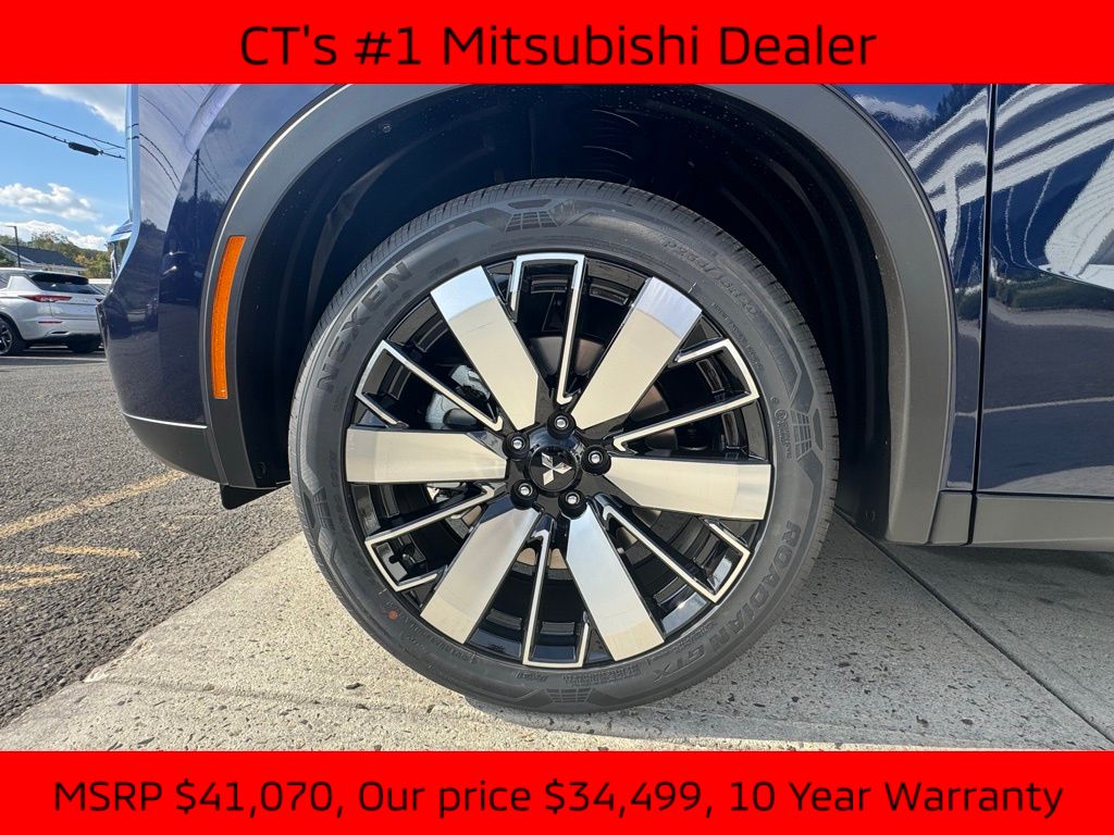 2025 Mitsubishi Outlander SE photo 3