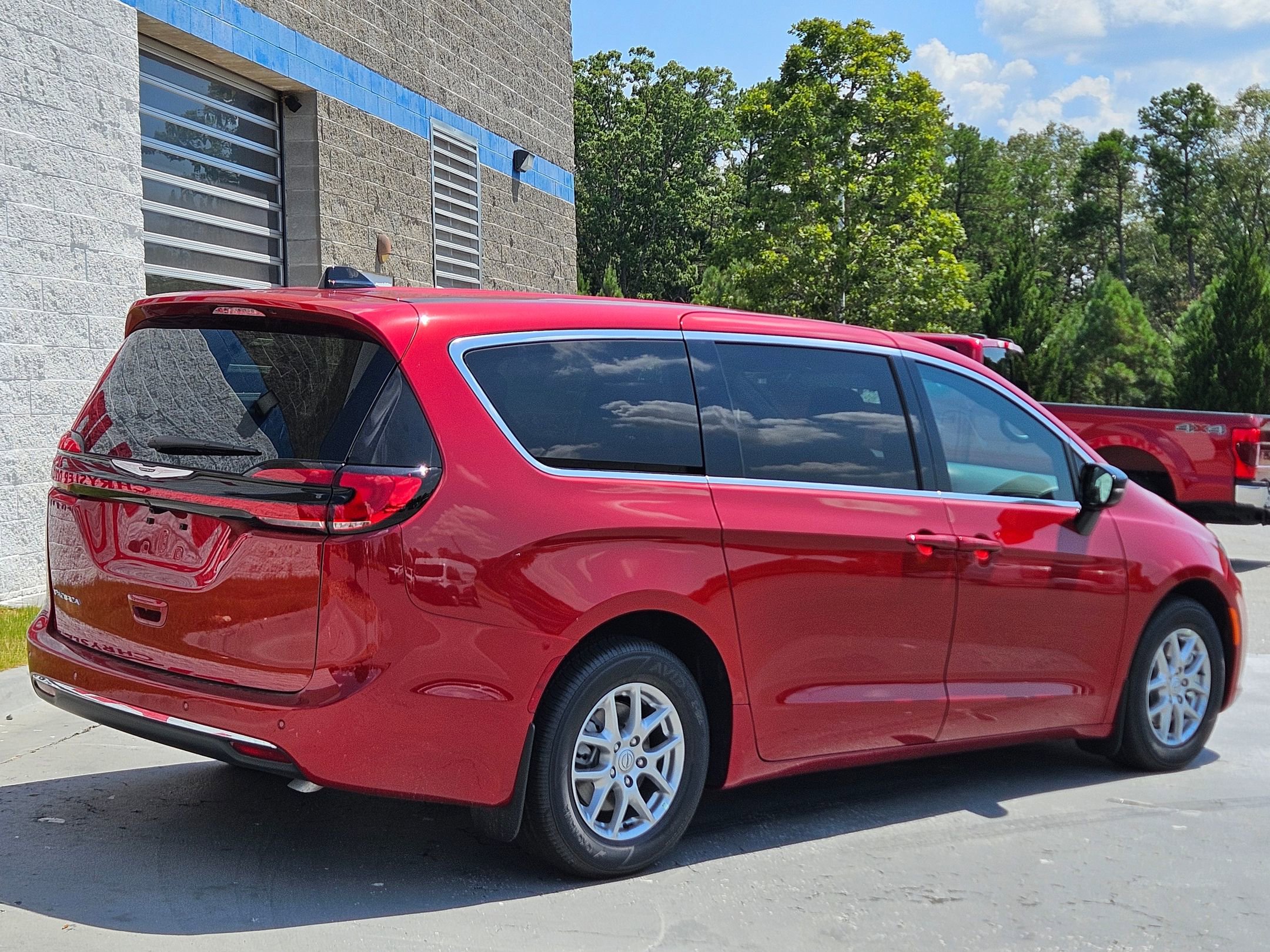 2026 Chrysler Pacifica photo 7