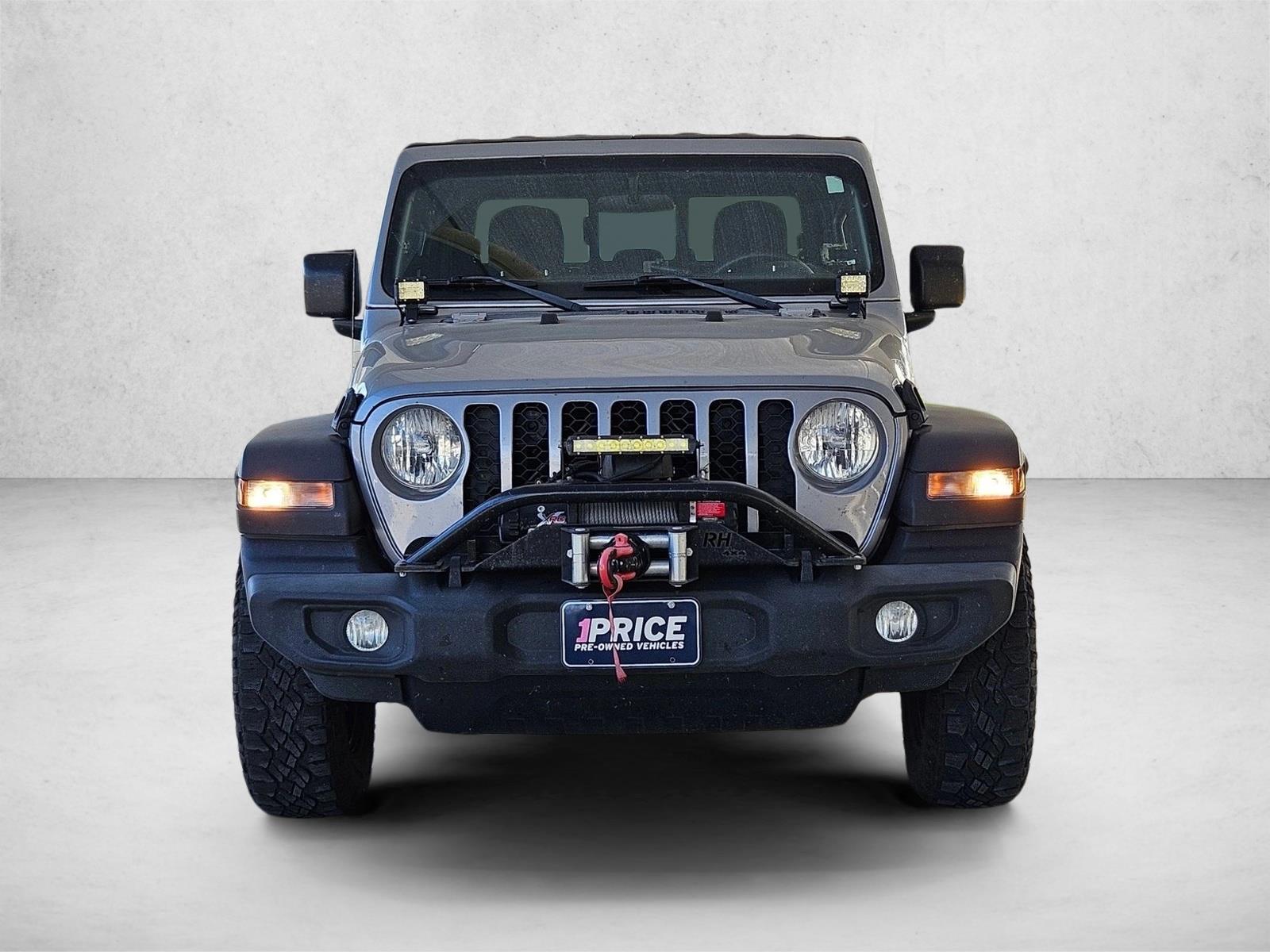 2021 Jeep Gladiator Sport photo 2