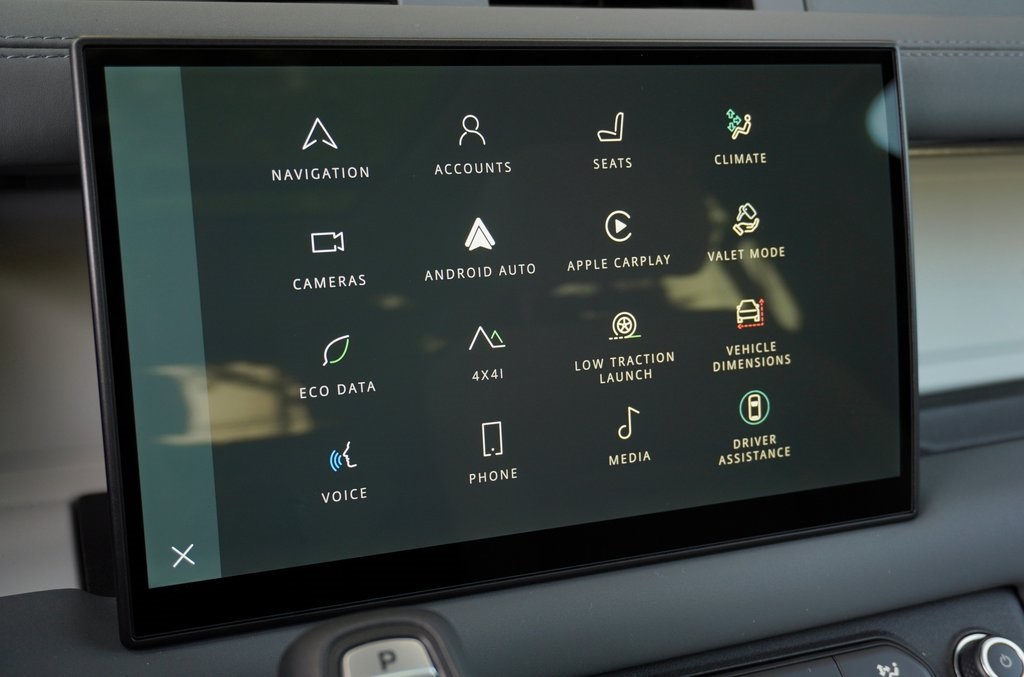2025 Land Rover Defender 110 S photo 16