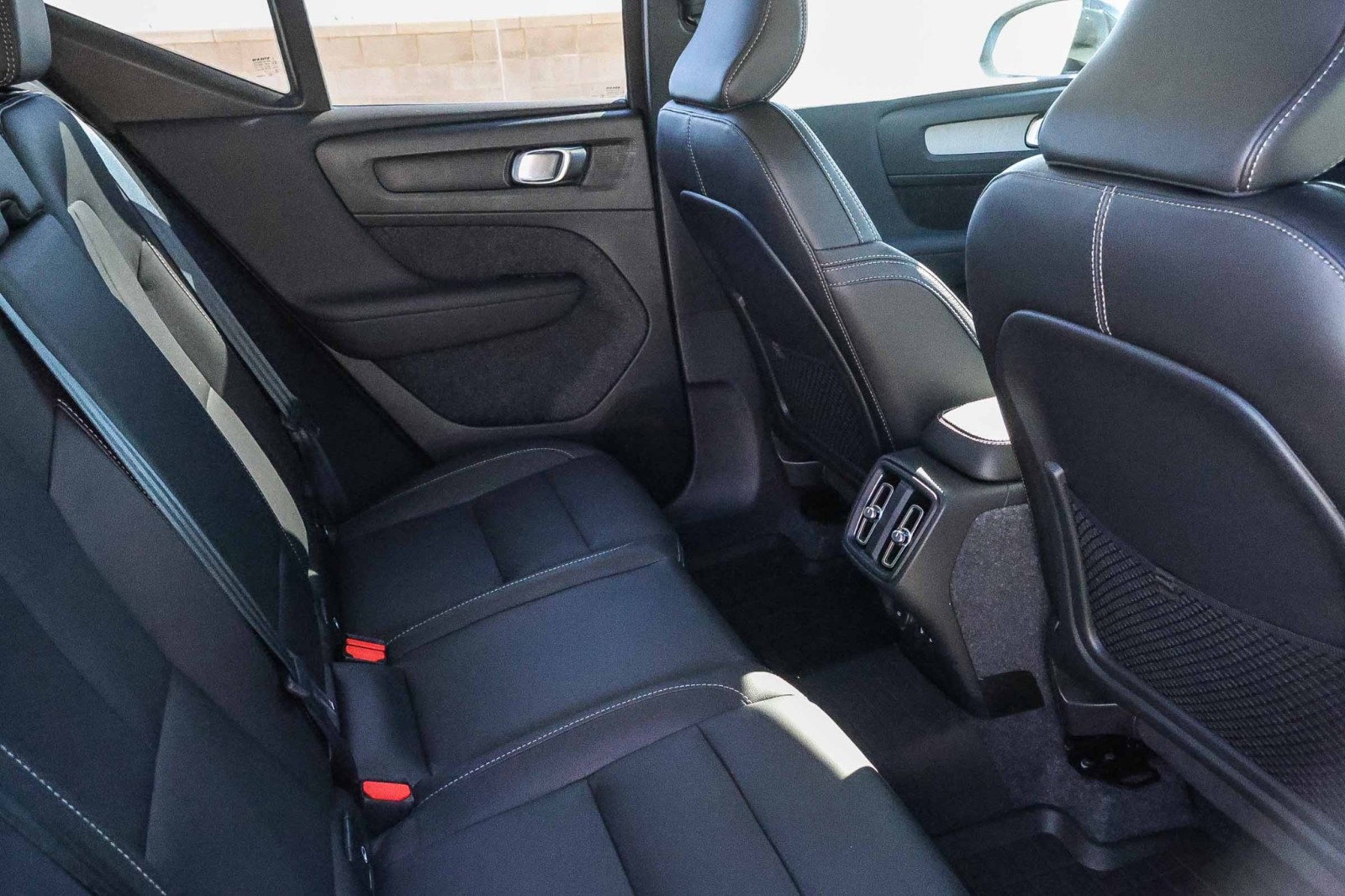 2025 Volvo XC40 Plus photo 8