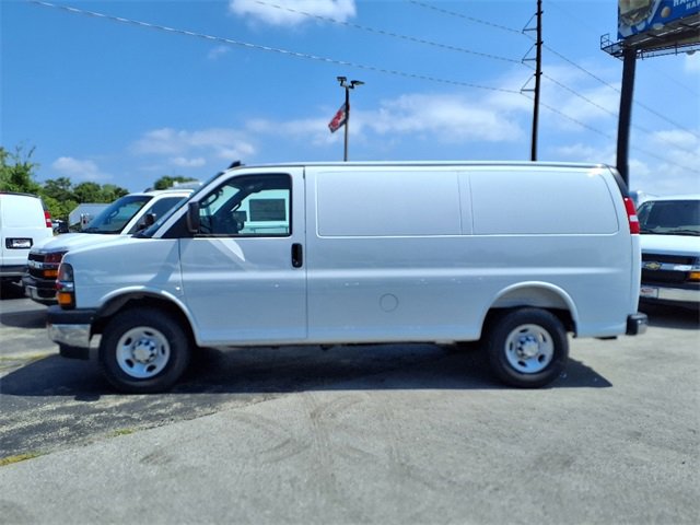 2025 Chevrolet Express Cargo 3500 photo 2