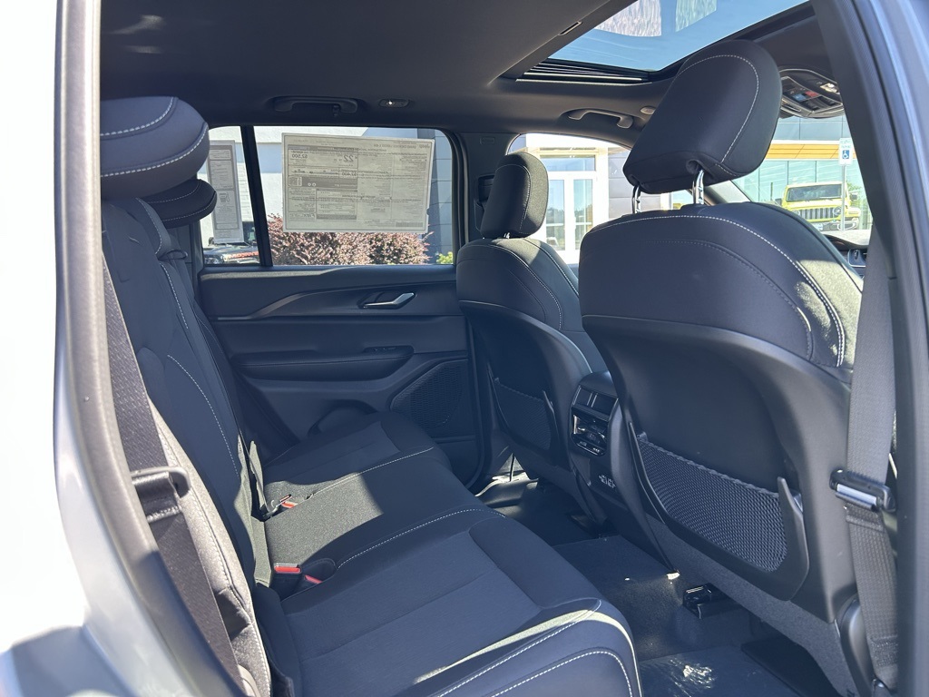 2025 Jeep Grand Cherokee Laredo X photo 29
