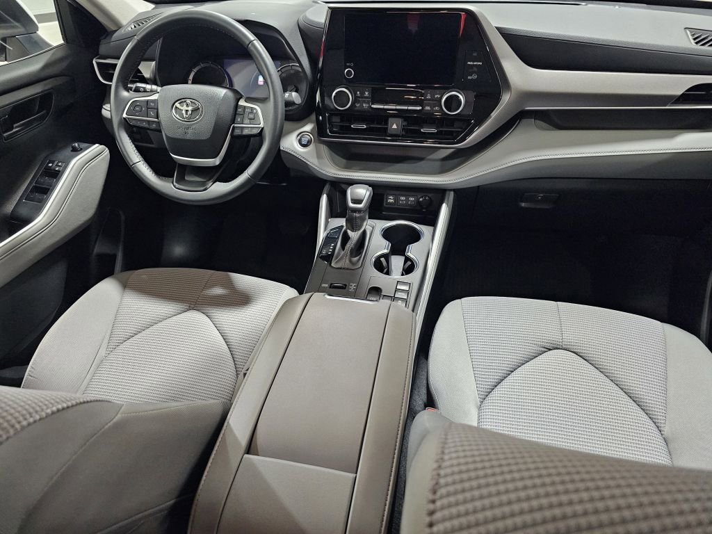 2024 Toyota Highlander LE photo 12