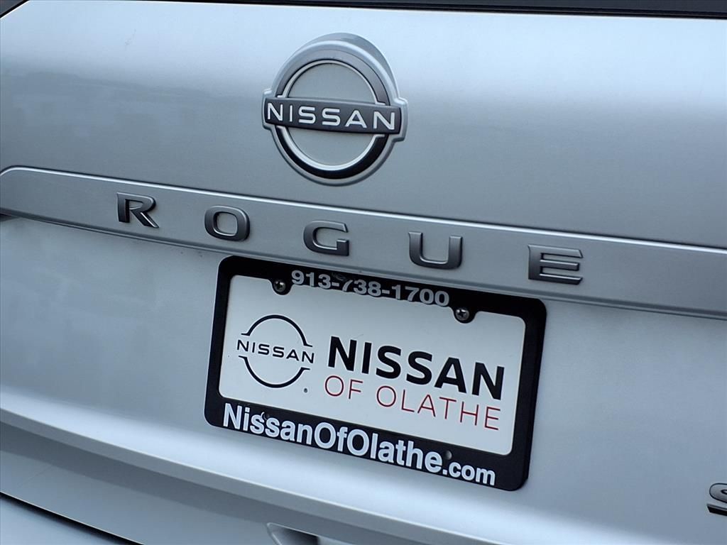 2024 Nissan Rogue SV photo 4