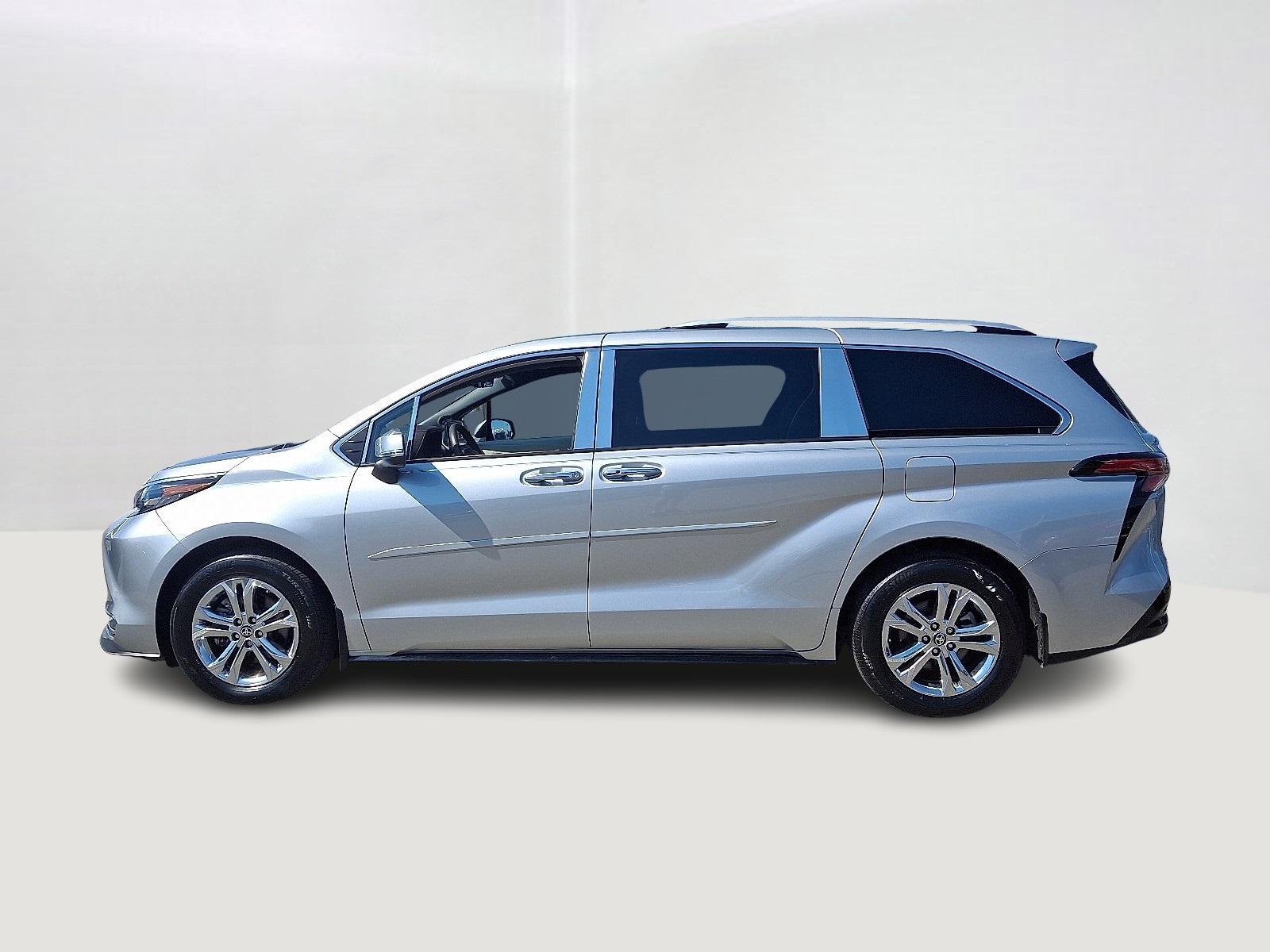 2024 Toyota Sienna Platinum photo 8