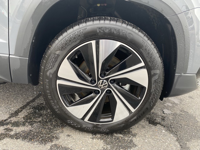 2024 Volkswagen Taos SE photo 2