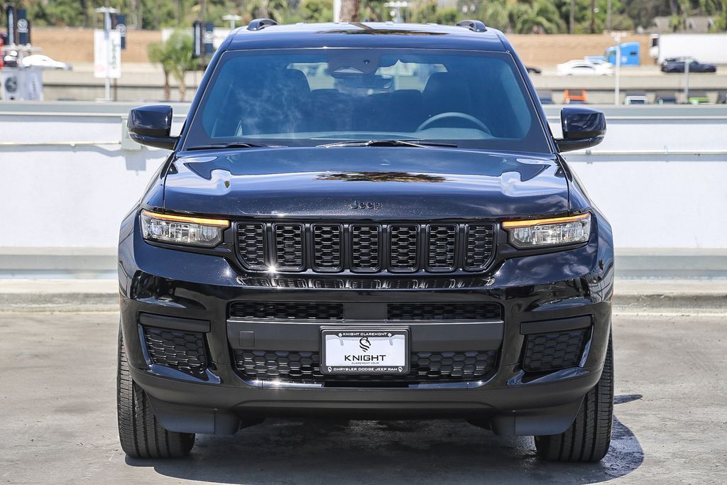 2025 Jeep Grand Cherokee Laredo Altitude photo 2