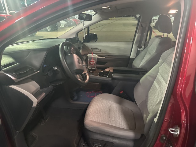 2022 Toyota Sienna LE photo 3