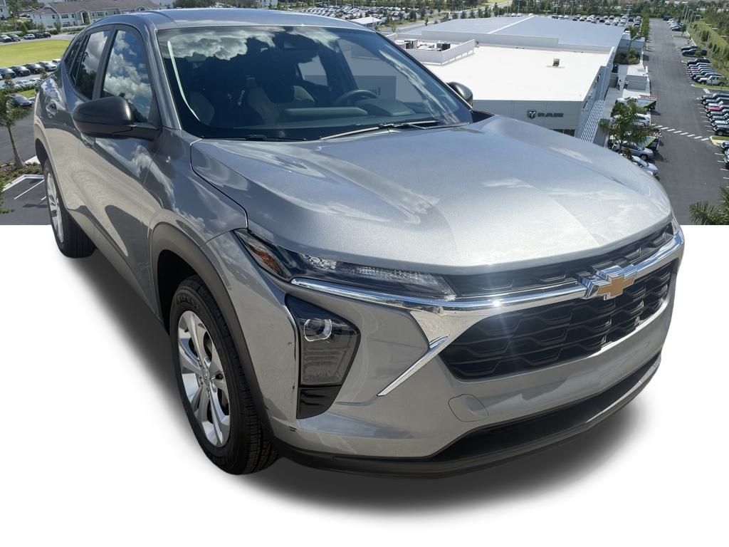 2024 Chevrolet Trax LS photo 2