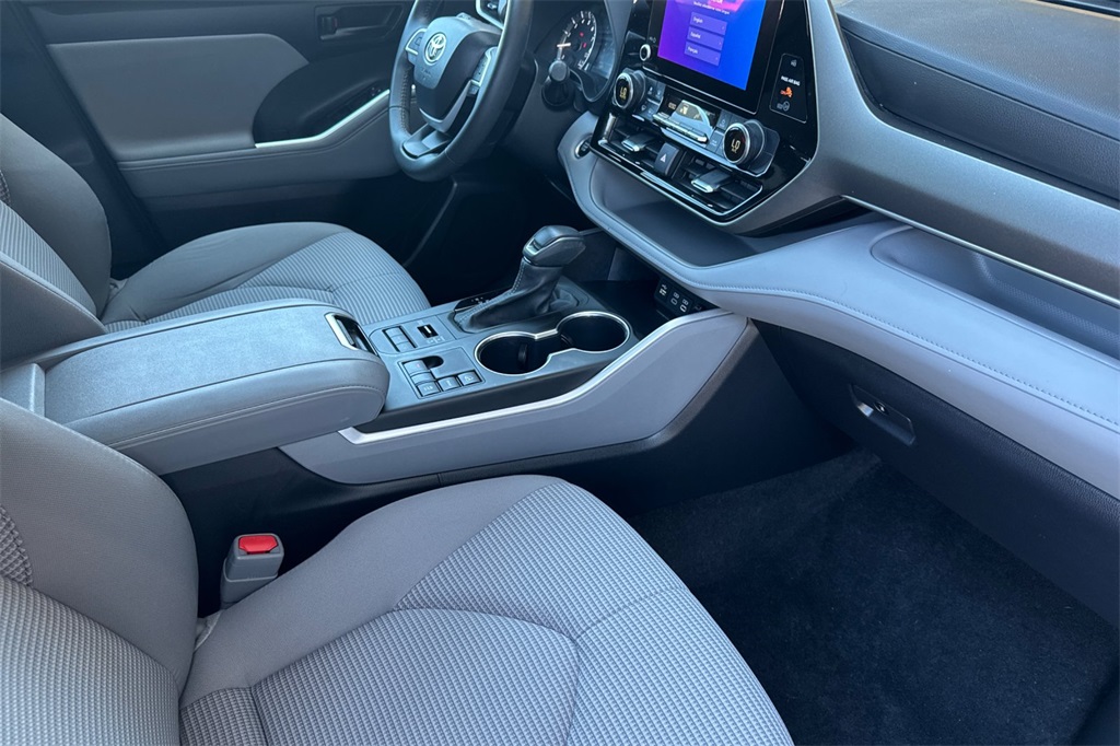 2024 Toyota Highlander LE photo 19