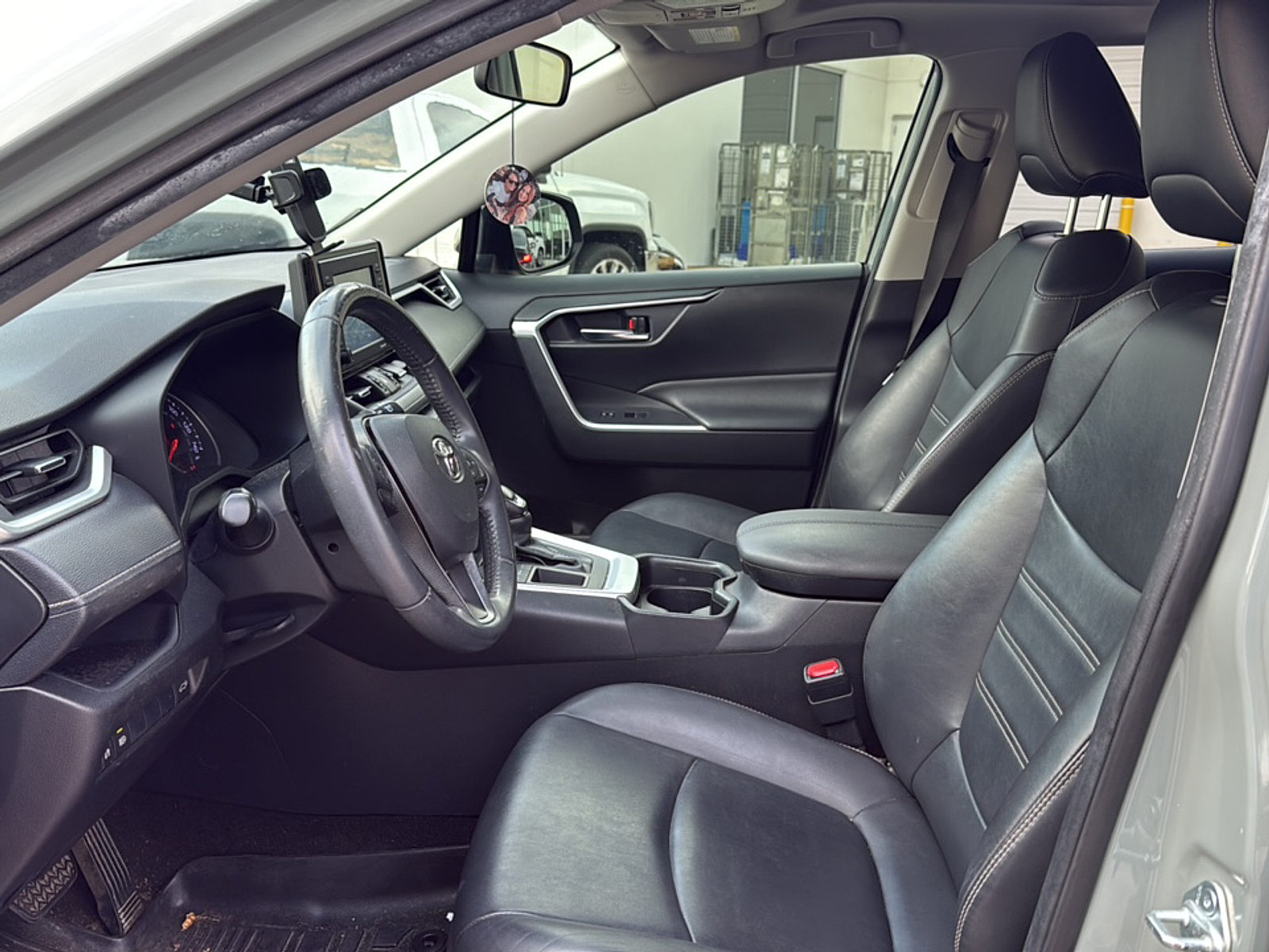 2020 Toyota RAV4 XLE Premium photo 3