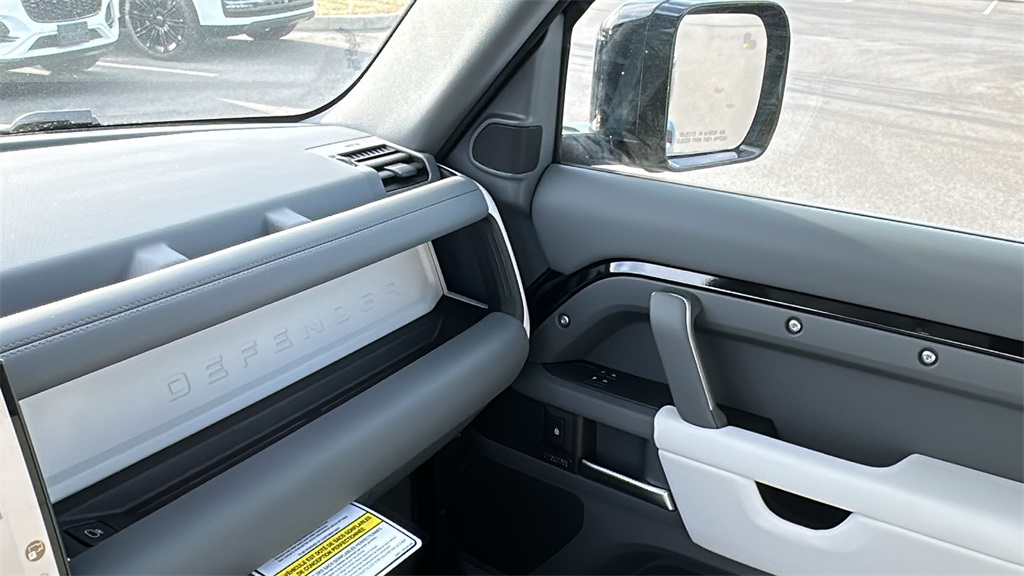 2025 Land Rover Defender 110 X-Dynamic SE photo 19
