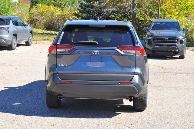 2020 Toyota RAV4 LE photo 4