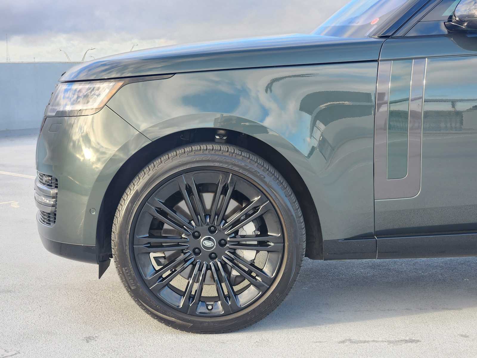 2023 Land Rover Range Rover SE photo 9