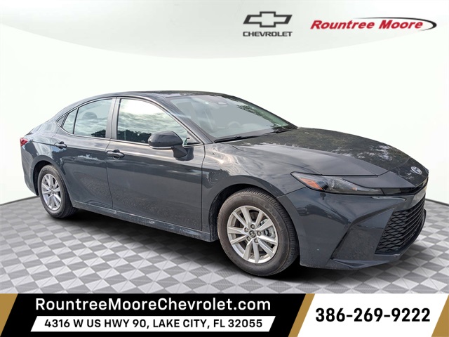 2025 Toyota Camry LE's photo