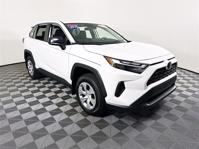 2025 Toyota RAV4 LE's photo