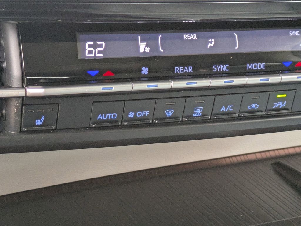 2022 Toyota Sienna XLE photo 19