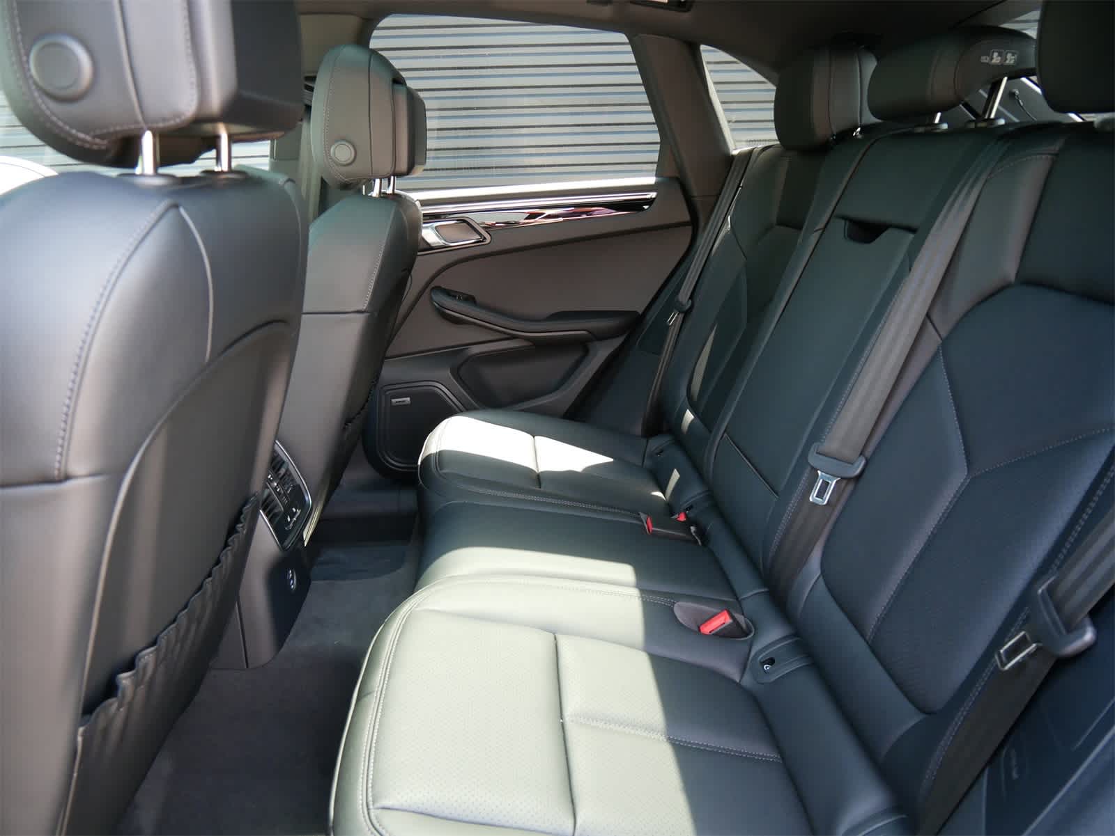 2025 Porsche Macan S photo 6