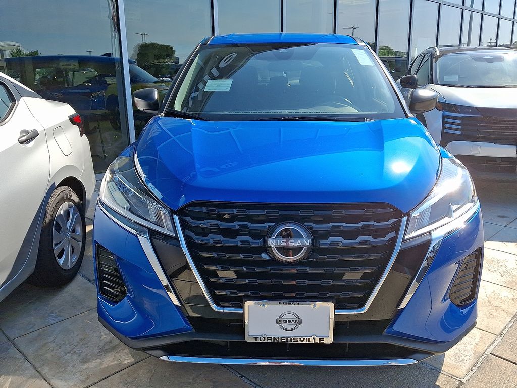 2025 Nissan Kicks Play S photo 2