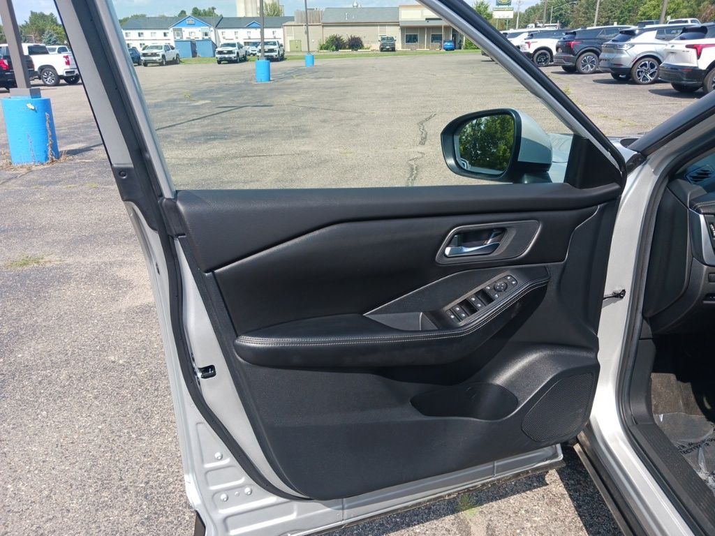 2024 Nissan Rogue SV photo 11