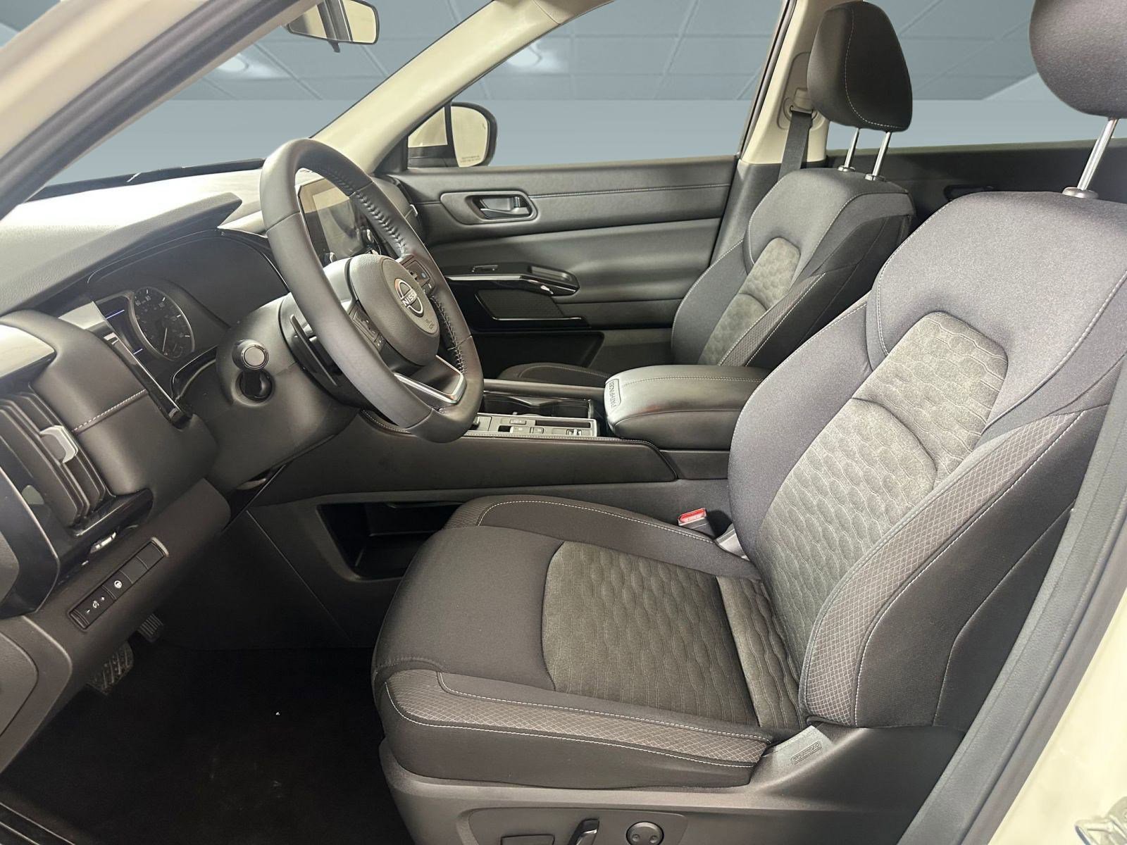 2024 Nissan Pathfinder SV photo 4