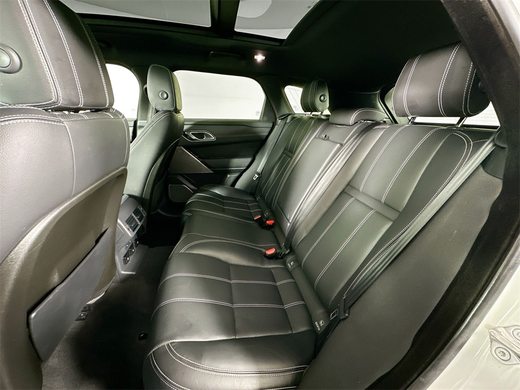 Used 2018 Fuji White Land Rover SE R-Dynamic image 22