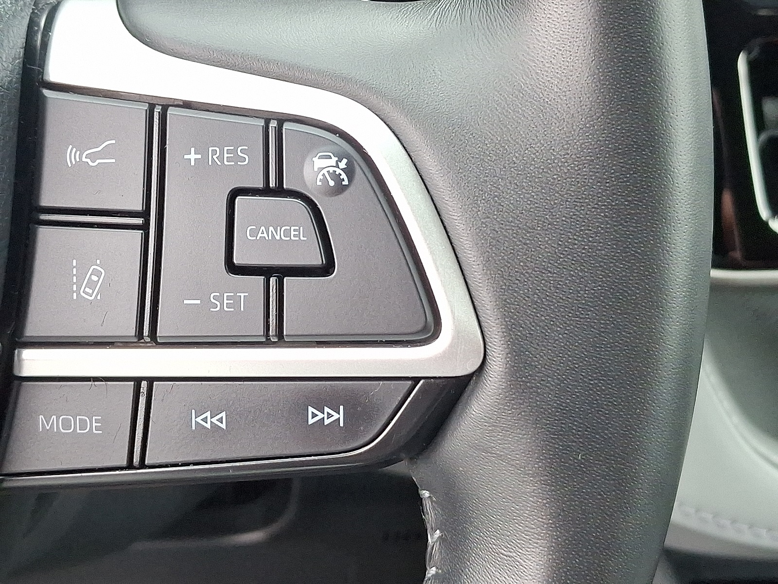 2022 Toyota Highlander Hybrid LE photo 21